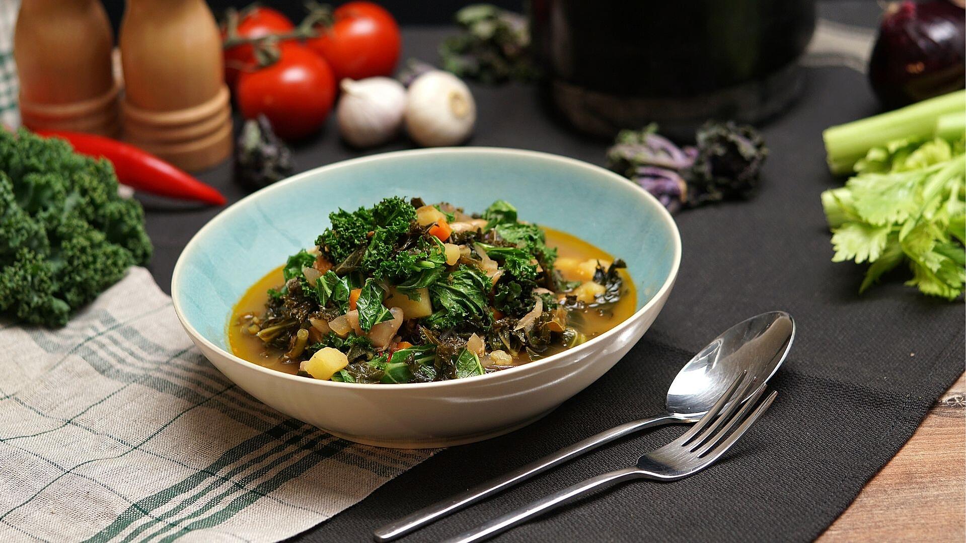 Eine Schüssel gefüllt mit dem italienischen Gemüseeintopf Ribollita