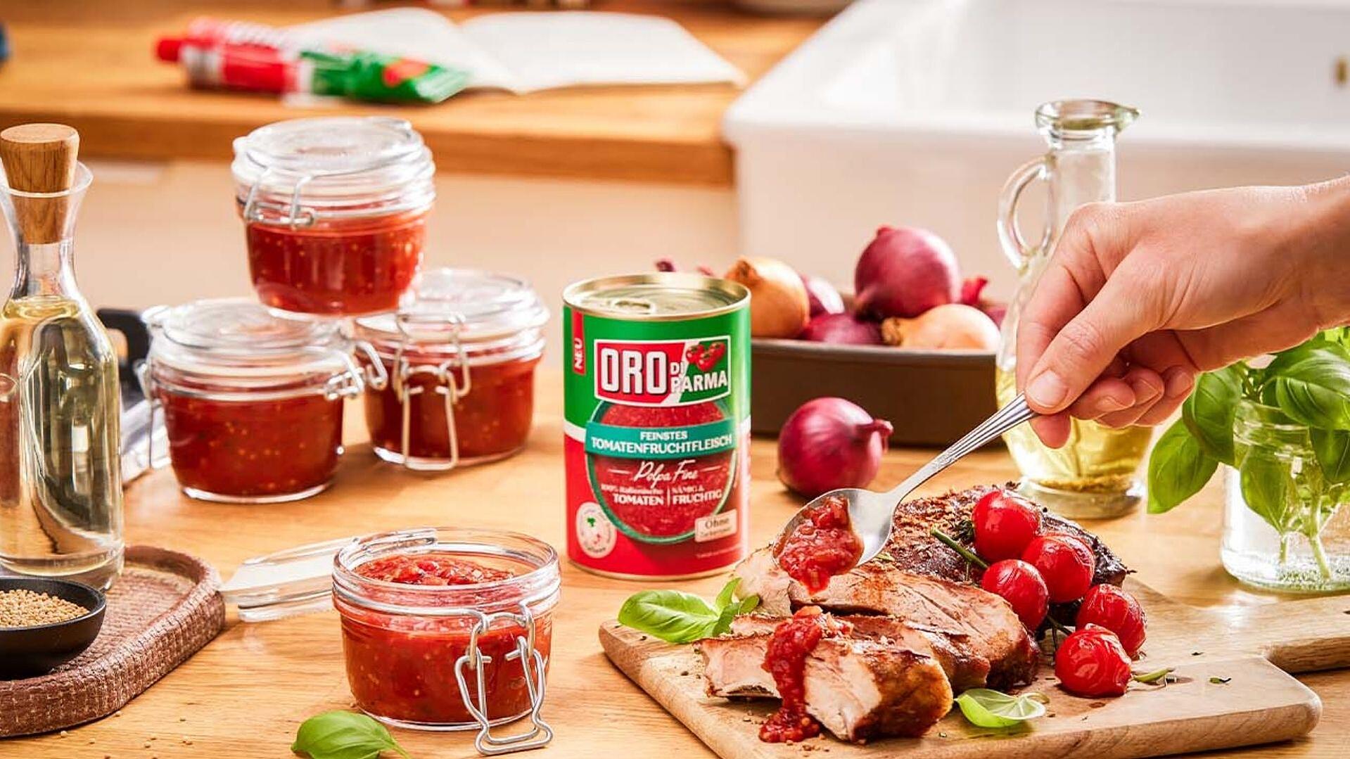 Selbstgemachtes Tomaten Chutney in Gläsern abgefüllt