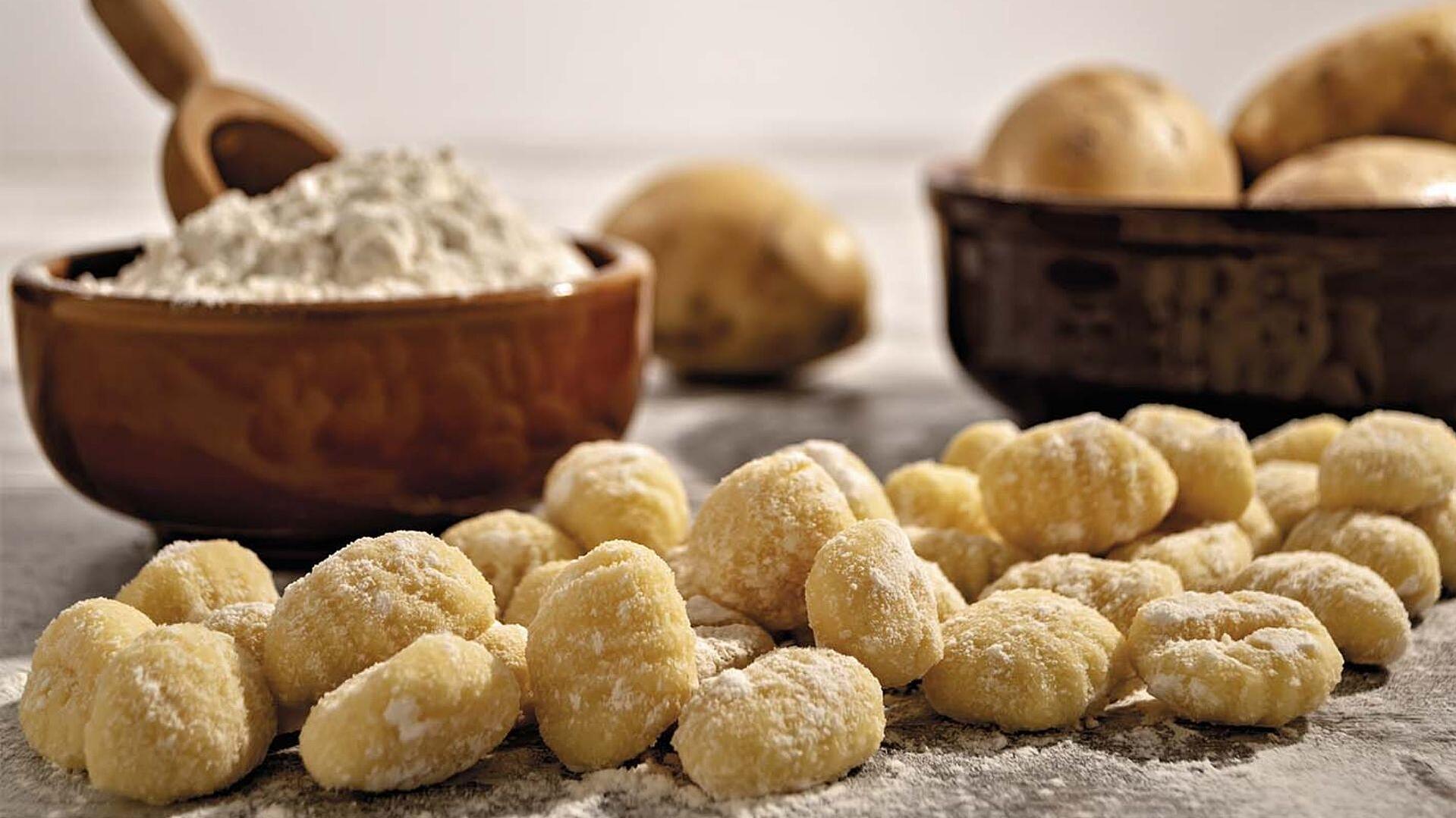 Selbstgemachte Gnocchi auf Holztisch