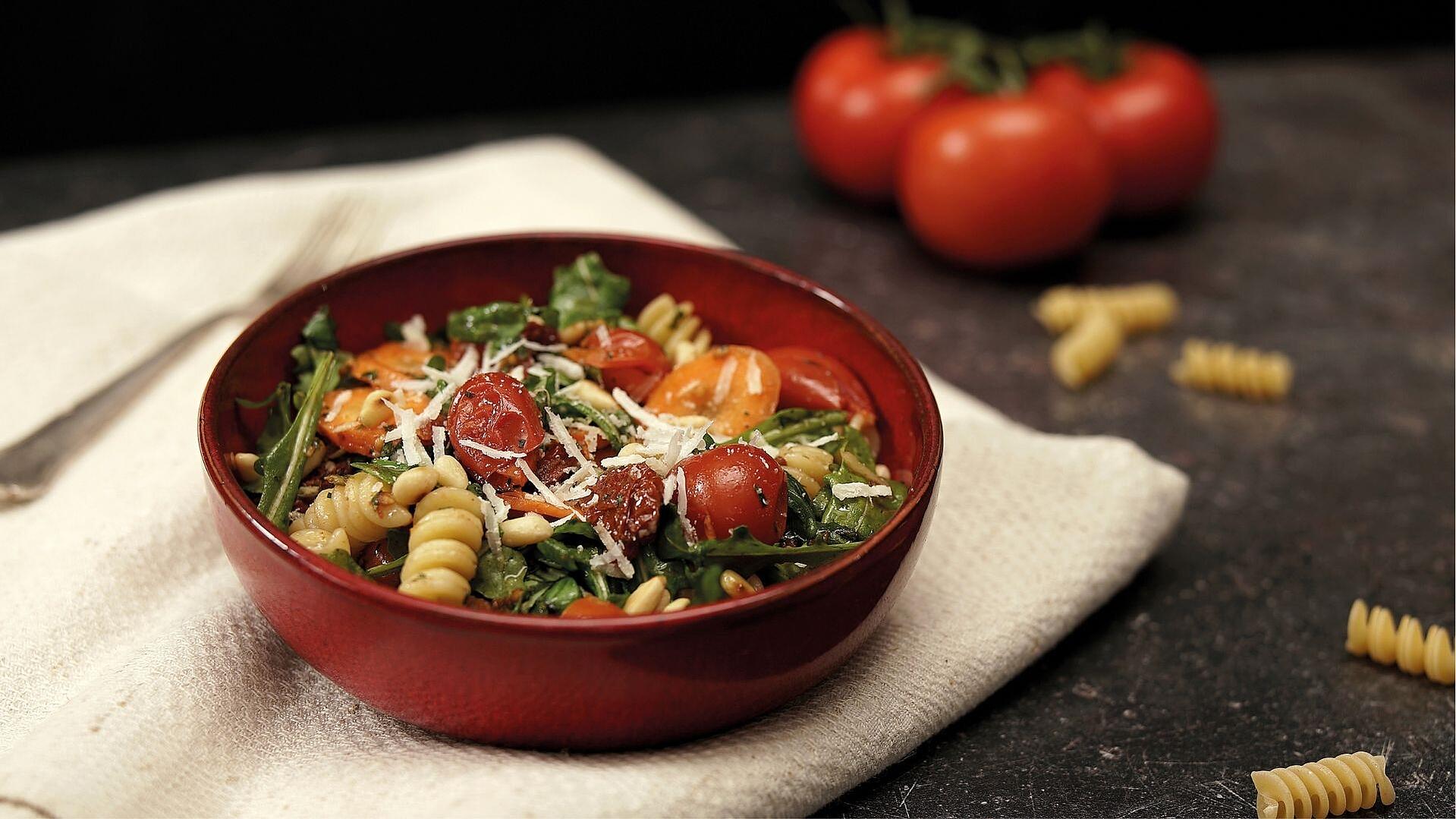 Eine rote Schüssel gefüllt mit Pastasalat