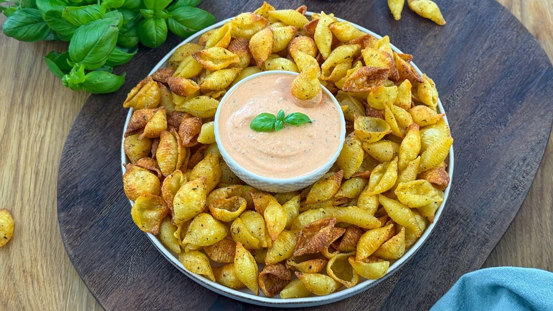 Pasta Chips mit cremigem Dip