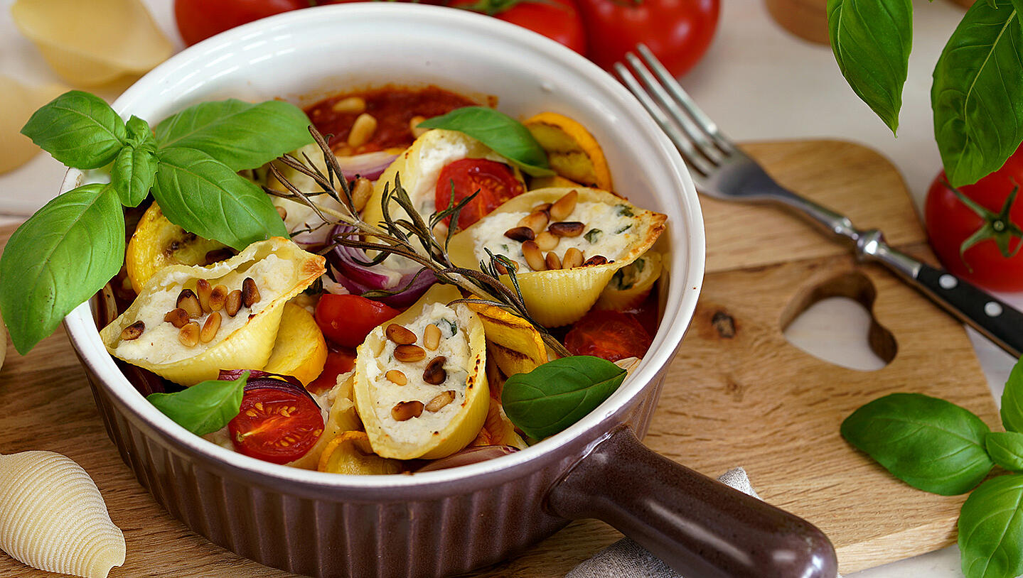 Stuffed Shell Pasta with Tomato-Garlic Sauce by Sandra
