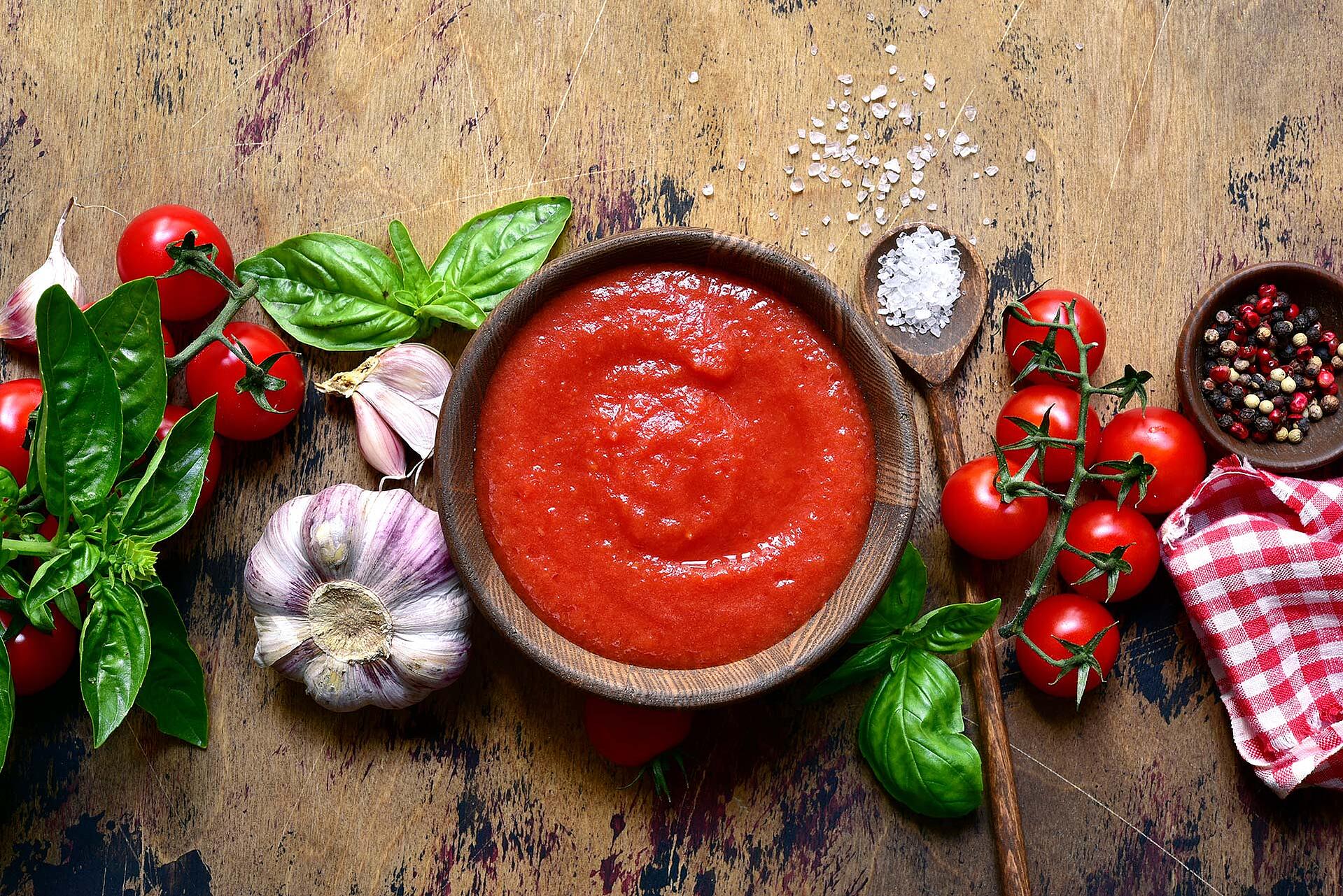 Passierte Tomaten, Knoblauch, Basilikum, Holzlöffel