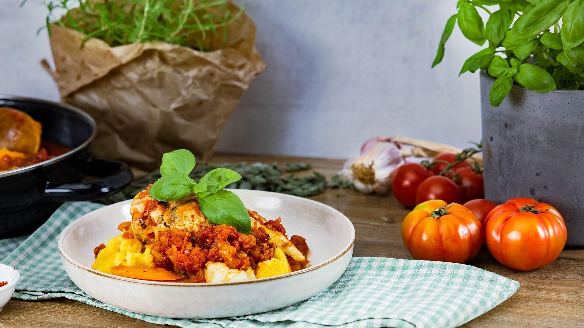 Italienisches Mozzarella-Hähnchen mit Tomaten auf einem Teller