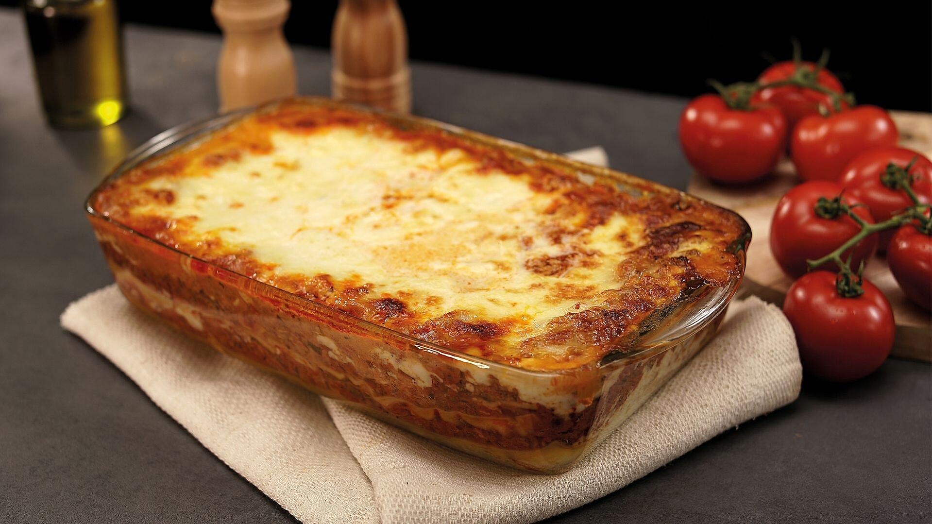 Eine klassische italienische Lasagne al forno in einer Auflaufform