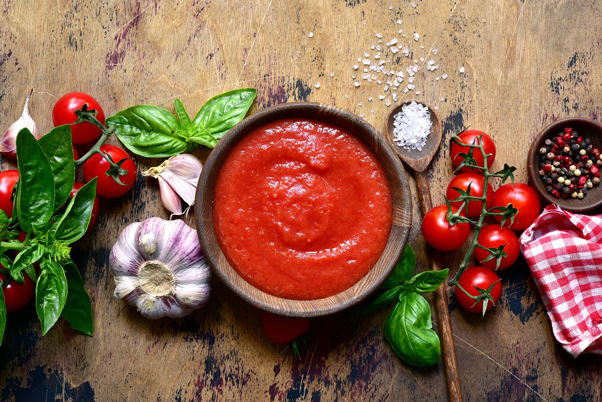 Passierte Tomaten, Knoblauch, Basilikum, Holzlöffel